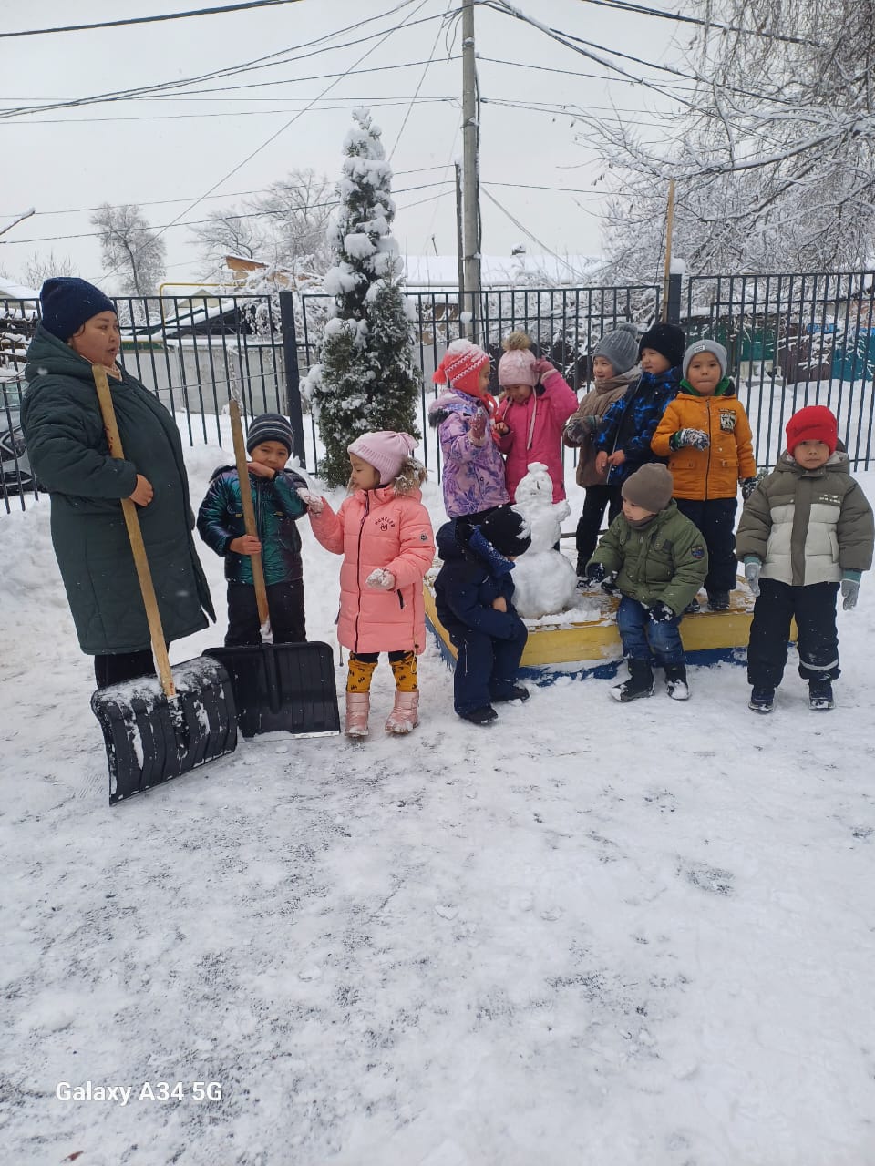 Мектепалды "Тұлпар" тобы    Әппақ қармен аққала жасау
