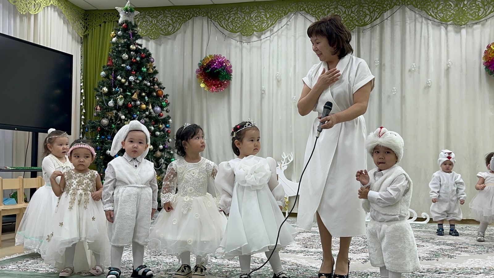 Кіші "Балапан" тобының жаңа жылға арналған ертеңгілігі. Тақырыбы: "Армысың, Жаңа Жыл!"