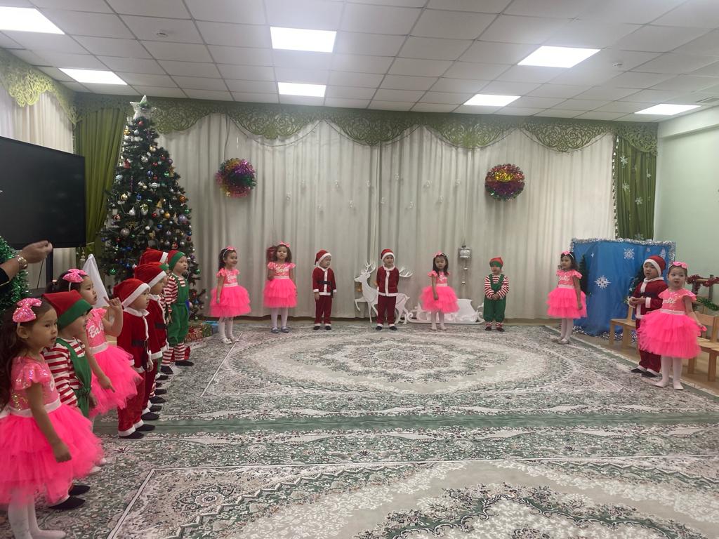 Ересек "Ақбота" тобының жаңа жылға арналған ертеңгілігі. Тақырыбы: "Қуантып елді, жаңа жыл келді"