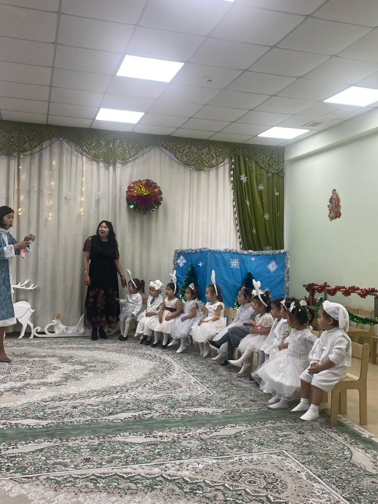 Кіші "Солнышко" тобының жаңа жылға арналған ертеңгілігі. Тақырыбы: "Чья руковичка"