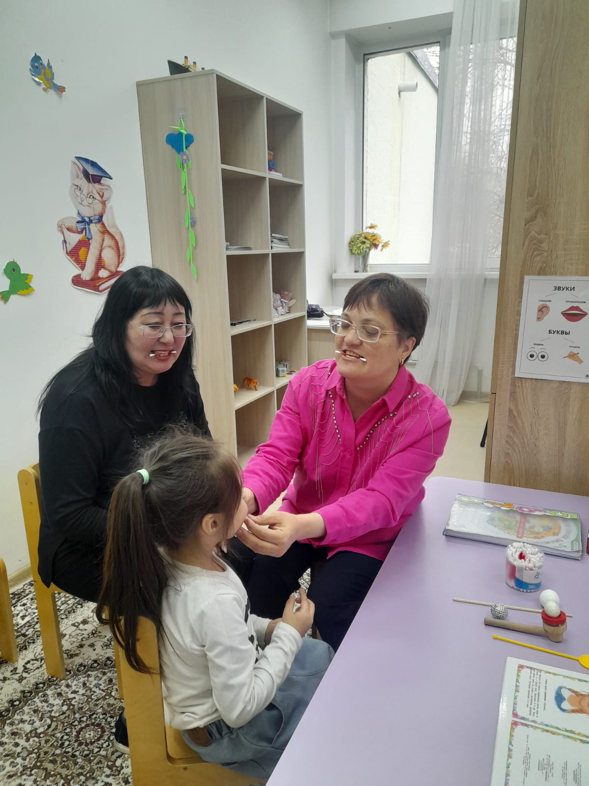 Егер бала сөйлемесеЕгер бала сөйлемесе, бұл әрдайым бірден үлкен мәселе дегенді білдірмейді, бірақ назар аударуды қажет етеді. Баланың жасына байланысты сөйлеу дамуы әртүрлі болады.  Нормамен салыстыру: 1 жасқа дейін — былдырлау, дыбыстар шығару  1–2